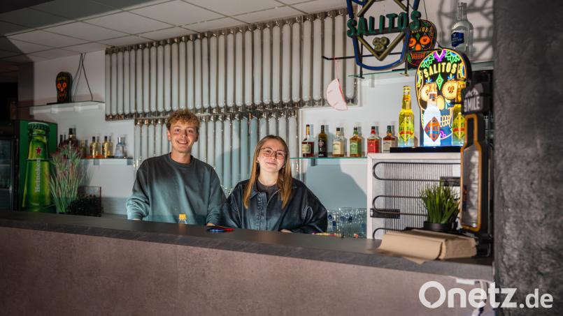Chiara Bauer und Jonas Gref arbeiten gemeinsam an den letzten Vorbereitungen für „Nova“. Auch beim Umbau und bei der Gestaltung legen die beiden selbst Hand an. Bild: Noah Wegmüller-Kocher