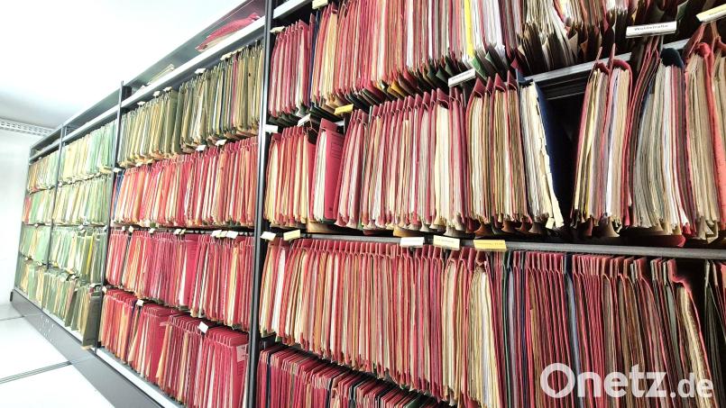 In einem Raum des Rathauses in Illschwang befinden sich Regale mit Schnellheftern zu jeder Haus- und Flurnummer der Gemeinde. Nach Beschluss der VG werden die amtlichen Unterlagen gescannt und in ein neues Dokumentenmanagementsystem eingearbeitet. Bild: Norbert Weis
