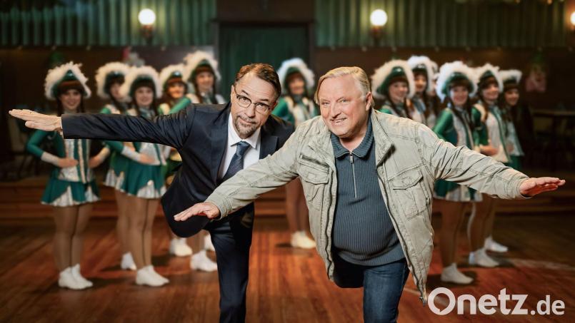 Kriminalhauptkommissar Frank Thiel (rechts, Axel Prahl) und Rechtsmediziner Professor Karl-Friedrich Boerne (Jan Josef Liefers) werden im „Tatort: Narrentanz“ (15.11. im Ersten) in die Welt des westfälischen Karnevals katapultiert. (WDR-Handout) Bild: Martin Valentin Menke/WDR/Bavaria Fiction GmbH/dpa