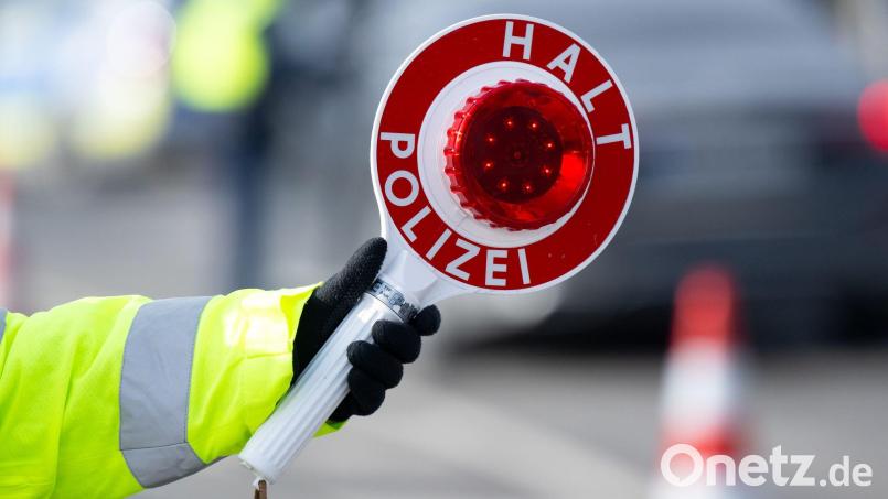 Etwa drei Stunden lang stoppt die Polizei Autos auf der Wackersdorfer Straße in Schwandorf. Archivbild: Sven Hoppe/dpa
