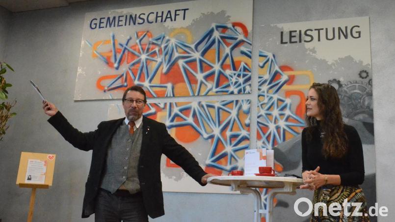 Hochschulseelsorger Markus Lommer und Künstlerin Katharina Gürtler erklären den Gästen, wie das Kunstwerk entstanden ist. Bild: Helmut Kunz