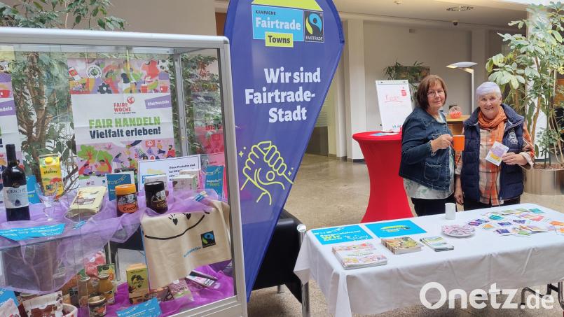 In der Fair-Trade-Woche gibt es verschiedene Angebote, um auf faire Produkte hinzuweisen. In der Sparkasse in Kemnath gab es kürzlich etwa eine Kaffee-Verkostung. Bild: szl