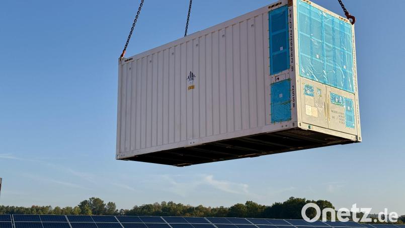 Der neue Batteriespeicher für den PV-Solarpark bei Schweighof (Amberg). Bild: upl