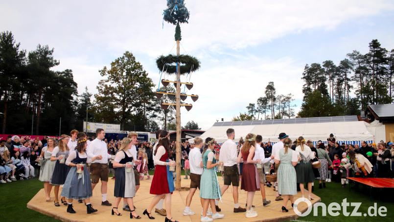 Mit viel Schwung und Tradition: Die Etzenrichter Kirwapaare sorgen beim Austanzen des Kirwabaums für einen Höhepunkt der Dorfkirwa. Bild: Rudolf Walberer