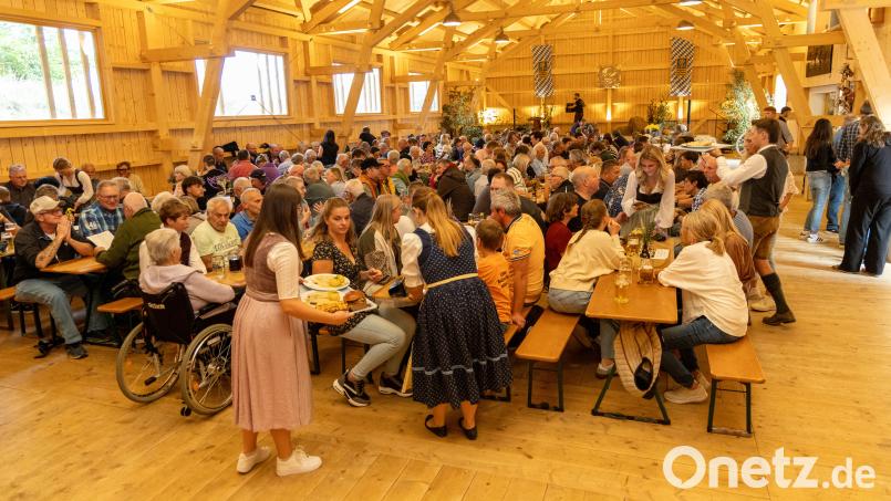 Volles Haus schon zum Auftakt: Beim Krenfleischessen am Donnerstag versorgte die Dorfjugend die zahlreichen Gäste in der Kulturscheune. Bild: Roland Wellenhoefer