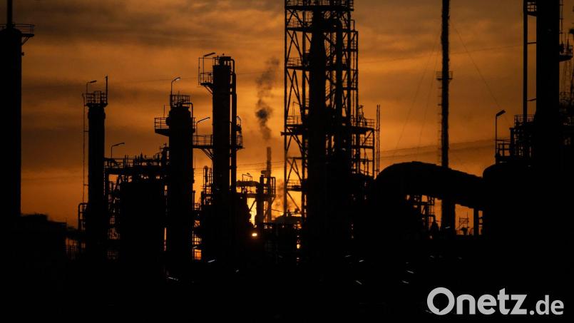 Die IEA-Mitgliedsstaaten wollen die Freigabe von Ölreserven beschleunigt umsetzen. (Archivbild) Bild: Marijan Murat/dpa