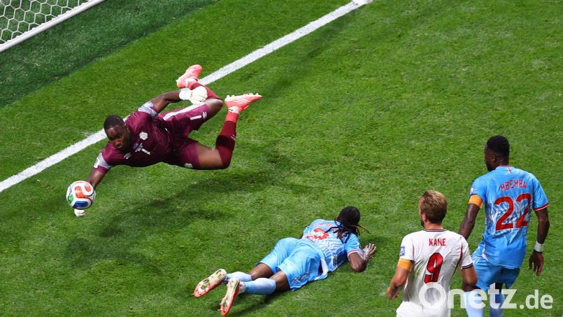 Kongos Torwart Lionel Mpasi im Duell mit den Engländern bei der WM. Bild: Colin Hubbard/AP/dpa