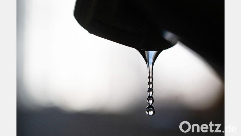 Fortan sollen Bürgerinnen und Bürger in sechs Stadtteilen in Lohr am Main sparsam mit Trinkwasser umgehen. (Symbolbild) Bild: Marijan Murat/dpa