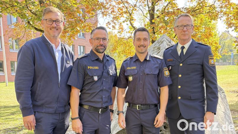 Lukas Blöchl (Zweiter von rechts) ist neuer stellvertretender Dienststellenleiter bei der PI Amberg. Bei seiner Begrüßung außerdem dabei waren Personalrat Bayerl Wolfgang (von links), Polizeidirektor Jürgen Dodell und Polizeivizepräsident Erwin Frankl (rechts). Bild: POK Helfensdörfer