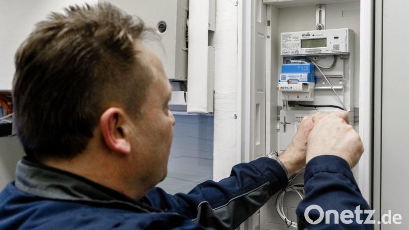 Ein Elektriker montiert einen digitalen Stromzähler mit einem Smart-Meter-Gateway. Für manche Haushalte ist der Einbau solcher intelligenten Stromzähler verpflichtend. Angebote von wettbewerblichen Messstellenbetreibern sollte man aber genau prüfen. Symbolbild: Markus Scholz/dpa