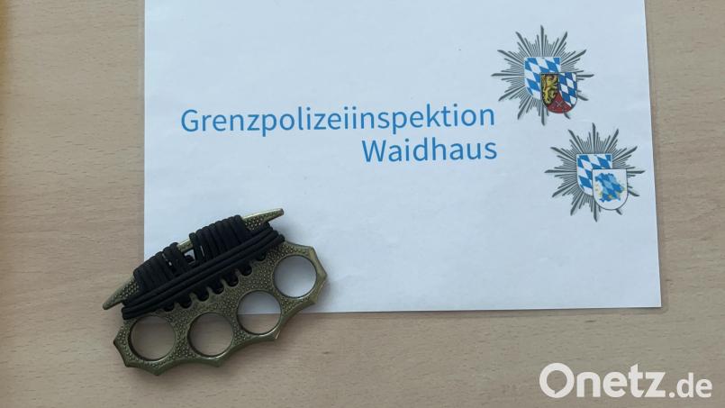 Diesen Schlagring haben Fahnder der Grenzpolizei bei einer Kontrolle gefunden. Bild: Grenzpolizei Waidhaus
