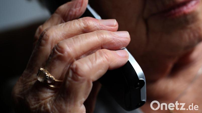 Die Betrüger riefen die Seniorin über ihr Festnetztelefon an. (Symbolbild) Bild: Karl-Josef Hildenbrand/dpa/dpa-tmn