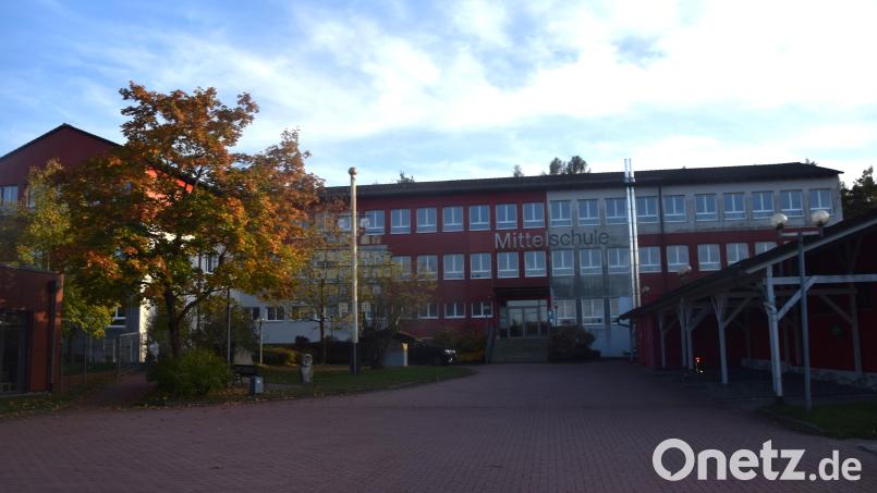 Schülerinnen und Schüler aus Altenstadt/WN, Parkstein und Kirchendemenreuth besuchen die Mittelschule. Die Gemeinde legte die Gebäudemiete für den Schulverband neu fest. Bild: Ernst Frischholz