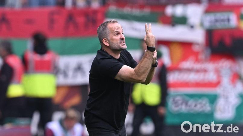 Wird gegen den FC Bayern taktisch ziemlich gefordert sein: Augsburg-Coach Baum. (Archivbild) Bild: David Inderlied/dpa