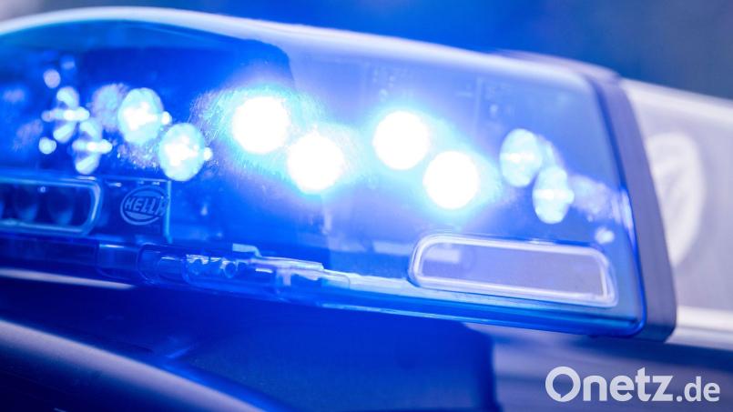 Ein Jugendlicher legt in einer Gemeinschaftsunterkunft ein Feuer. Helfer reagieren schnell. (Symbolbild) Bild: Lino Mirgeler/dpa
