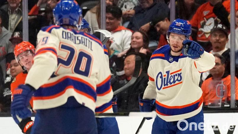 Dank an den Vorlagengeber: Draisaitl (links) kam im zweiten Drittel auf vier Assists. Bild: Mark J. Terrill/AP/dpa