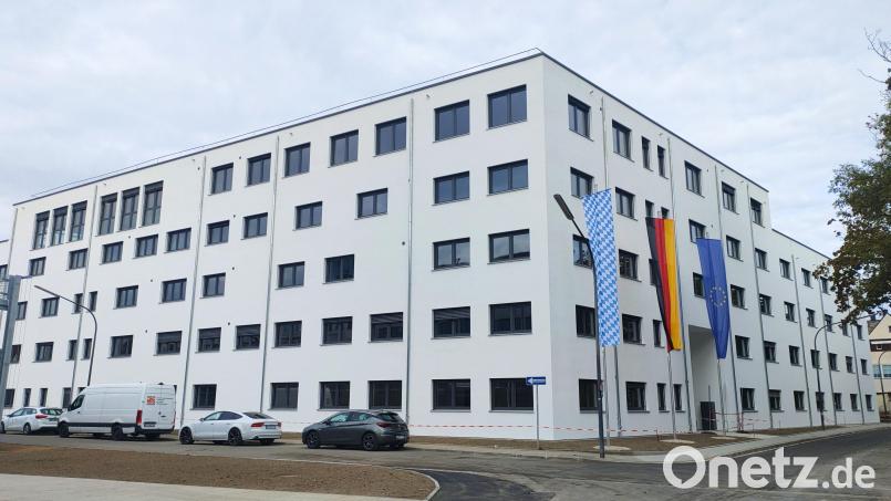 Die neue Dienststelle des Landesamts für Finanzen in Weiden ist eröffnet. Ende April 2025 begannen die Bauarbeiten für das Gebäude auf dem ehemaligen Bürgerbräu-Gelände zwischen Bahnhofstraße und Hochstraße. Bild: Lisa Sebald