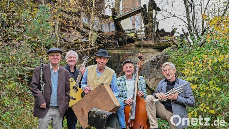 Die Gruppe „Die Namenlosen“ präsentiert das Musikkabarett „Ä Koffer voll Leb’n“. Bild: Herbert Bauer