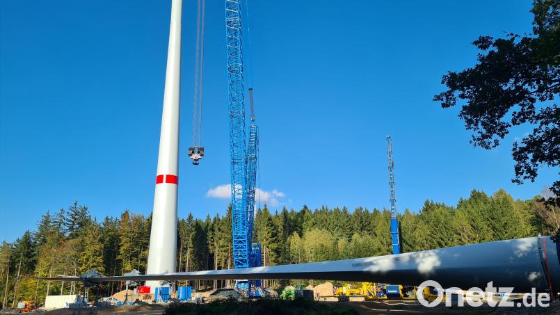 Die Höhe einer Windkraftanlage ist von so nah nicht auf ein Bild zu bringen. Im Vordergrund ein Rotor der selbst 84 Meter lang ist. Bild: Jonas Storch