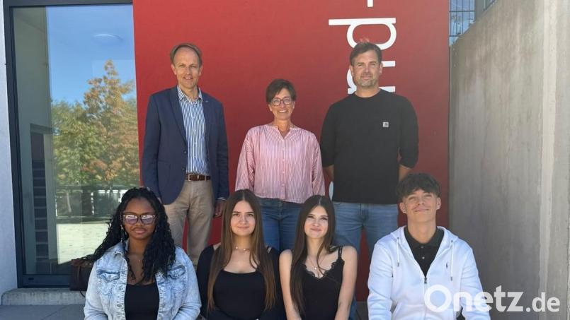 Hinten von links: Schulamtsdirektor Stephan Tischer, Förderlehrerin Jutta Gebhardt und Lehrer Philipp Mitterer. Vorne von links: Saniyah Hayes, Adelina Baumbach, Kristina Dechant und Santino Barille. Bild: Jutta Gebhardt