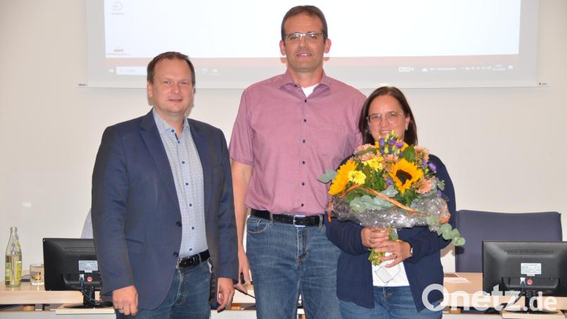 Bürgermeister Christian Porsch (links) verabschiedet UVB-Fraktionsvorsitzenden Christian Bäß aus dem Gemeinderatsgremium. Für Gattin Simone gab es Blumen. Bild: Arnold Koch