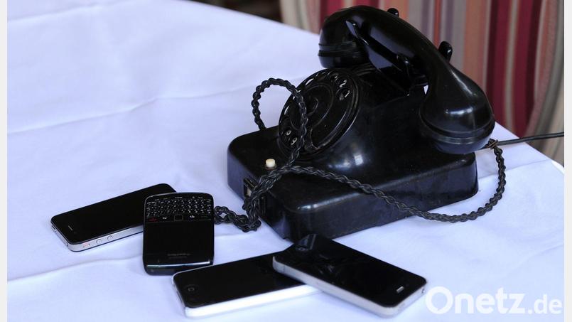 Vor 150 Jahren gelang Alexander Graham Bell und Thomas Watson das erste Ferngespräch. Seitdem hat sich bei der Technik einiges getan. (Symbolbild) Bild: picture alliance / ZB