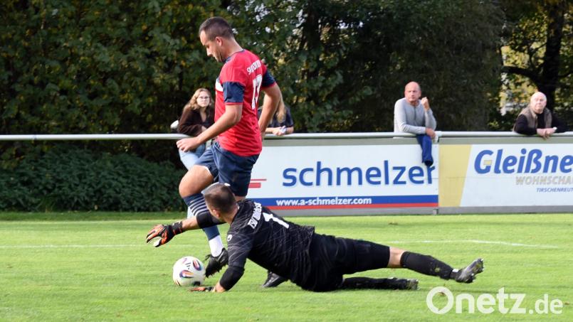 Der SV Mitterteich II verlor am vergangenen Sonntag beim TSV Waldershof mit 0:2, in dieser Szene bleibt der Waldershofer Torwart Raphael Kuchenreuther Sieger gegen Daniel Lauterbach. Am Samstag empfängt die Bezirksliga-Reserve den FC Tirschenreuth zum Verfolgerduell der Kreisliga 2. Bild: Rudi Gebert
