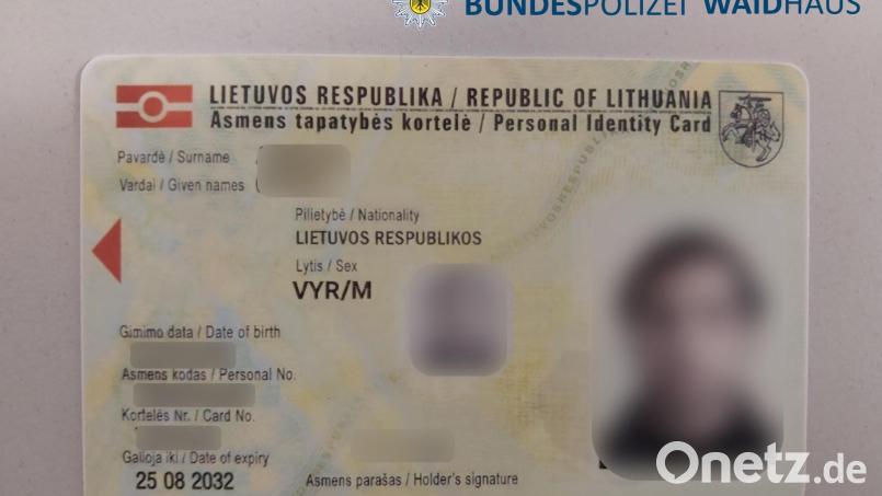 Bei Kontrollen in Waidhaus hat die Bundespolizei drei unerlaubte Einreisen verhindert, dabei entdeckten sie unter anderem gefälschte Ausweise. Symbolbild: Bundespolizei