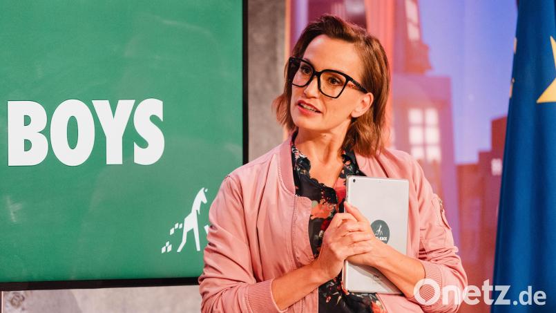 Die gebürtige Oberpfälzerin Kathrin Anna Stahl legt sich bei ihrem Auftritt in "Die Anstalt" mit dem Bundeskanzler und der AfD an. Sie spielt dessen Image-Beraterin. Bild: ZDF/Jens Hartmann