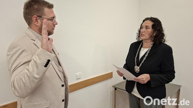 Bürgermeisterin Tina Zeitler (rechts) nahm dem neuen Marktgemeinderat Roland Steger (links), der für Katrin Hüttner in den Marktrat nachgerückt ist, in der Sitzung am Dienstag den Amtseid ab. Bild: Hans Prem
