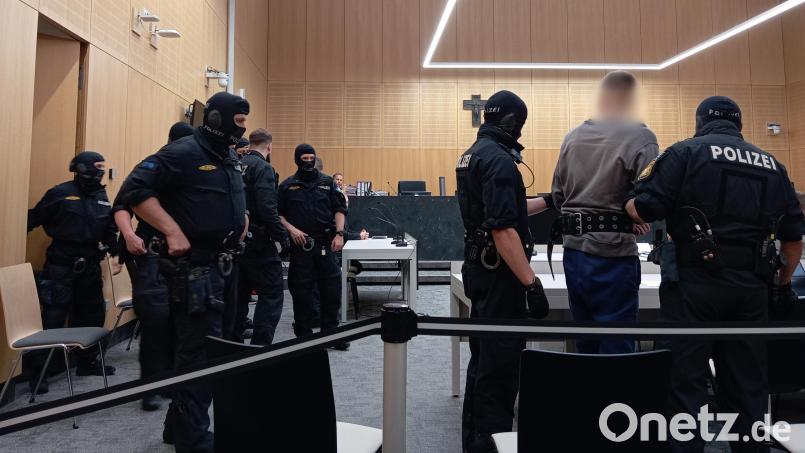 Der Angeklagte steht immer noch unter massiver Polizeiüberwachung. Mehrere USK-Beamte begleiten ihn in den Gerichtssaal des Landgerichts Weiden. Archivbild: Kathrin Halbhuber