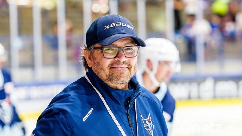 Dave Matsos ist zurück an der Bande: Am Freitagabend beim Gastspiel in Dresden feiert der neue Trainer der Blue Devils Weiden sein Pflichtspiel-Debüt in der DEL2. Bild: Elke Englmaier