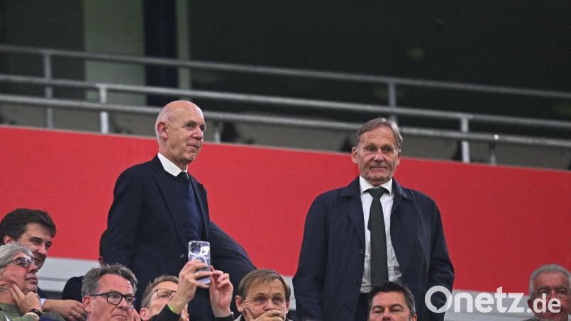 Bernd Neuendorf und Hans-Joachim Watzke (r) sprechen sich gegen Gianni Infantino aus. (Archivbild) Bild: Tom Weller/dpa