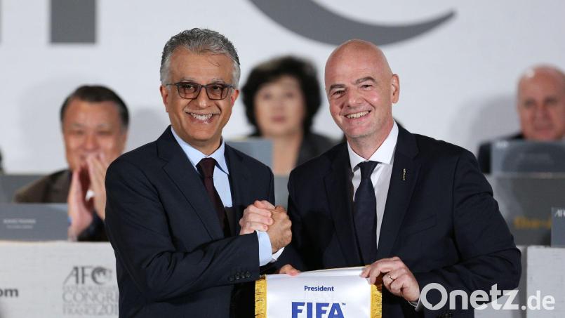 Gianni Infantino (r) mit Salman bin Ibrahim al-Chalifa, Chef des asiatischen Fußballverbands. Bild: ---/Xinhua/dpa