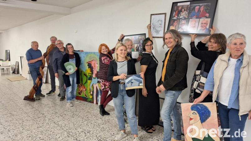 Die Künstler, die über "Kreativ in Schönsee" (KIS) zusammengefunden haben, rüsten sich für ihre erste Gemeinschaftsausstellung in der Hauptstraße 29. Bild: bl