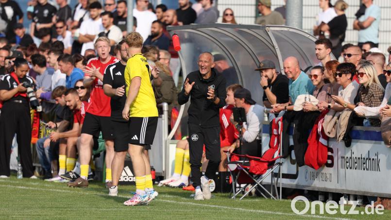 Der Grafenwöhrer Trainer Turan Bafra feuert während des Spitzenspiels gegen die SpVgg Trabitz seine Spieler an. Auf den Spitzenreiter der Kreisliga Nord wartet in Tremmersdorf die nächste heikle Aufgabe. Bild: Dieter Jäschke