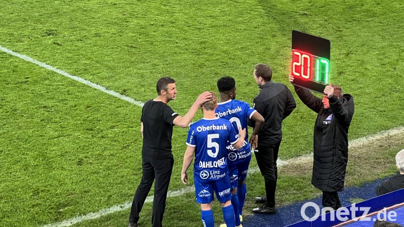 Trainer Michael Köllner (links) steht mit Blau-Weiß Linz an der Spitze der 2. österreichischen Fußball-Liga. Bild: Marcus Schädlich