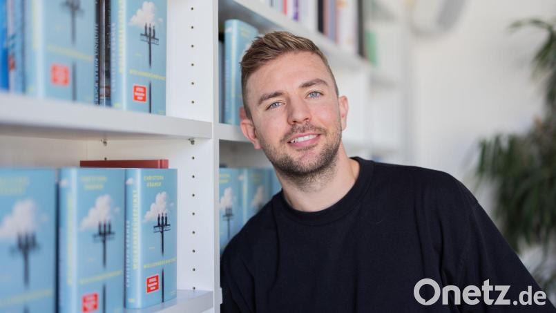 Fußball-Weltmeister Christoph Kramer sammelt seit 1999 kleine Monster auf Karten. Bild: Rolf Vennenbernd/dpa