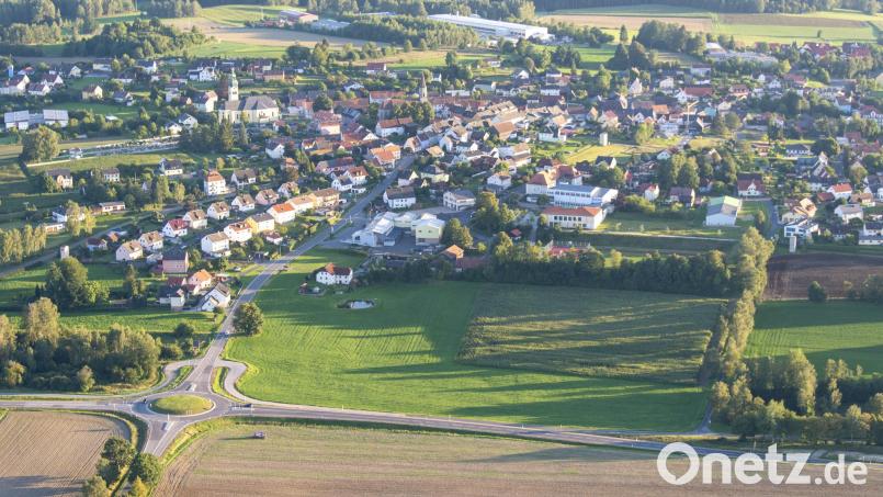 Der Ortseingang Nord von Plößberg soll neu strukturiert werden. Für die Erschließung des Baugebiets liegt nun die Entwurfsplanung vor. Archivbild: mür
