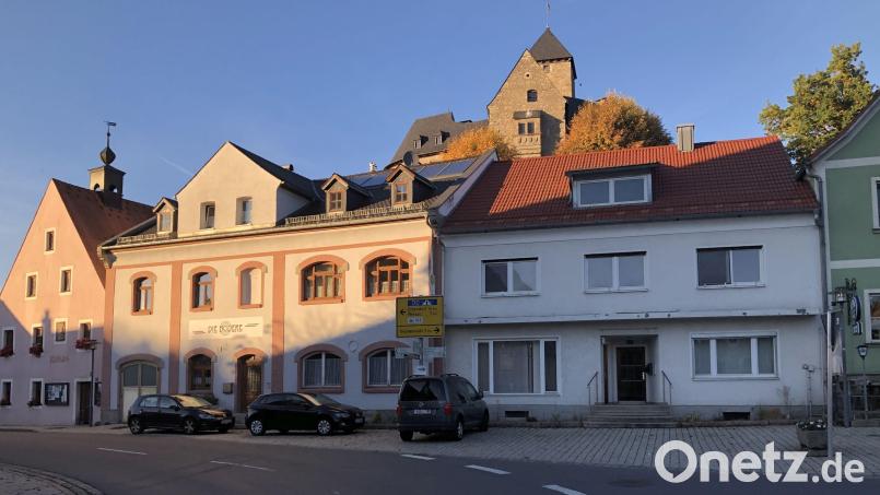Viele der Häuser am Falkenberger Marktplatz tragen historische Hausnamen, die aus Berufen oder Vor- und Zunamen gebildet wurden. Bild: Werner Robl