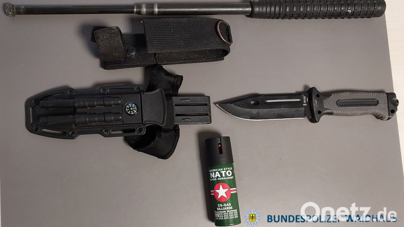 Bei einer Kontrolle auf der A6 bei Waidhaus entdeckt die Bundespolizei drei griffbereite Waffen in einem Auto. Symbolbild: Bundespolizei