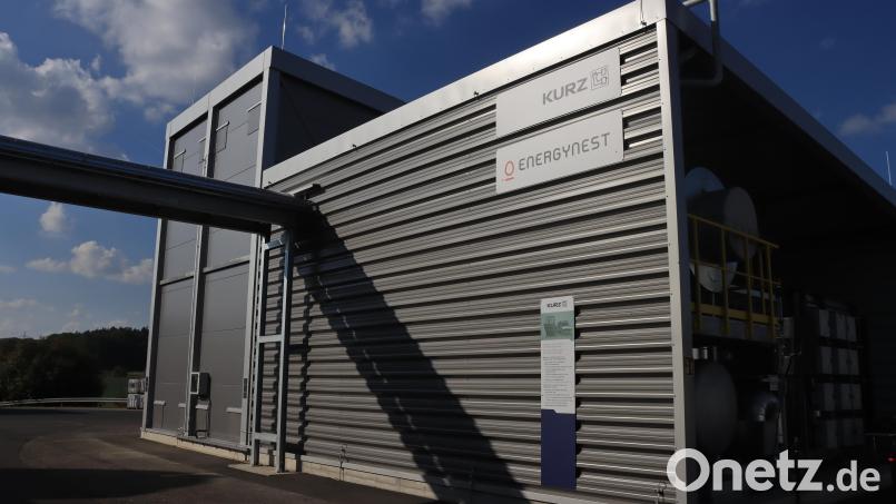 Seit wenigen Wochen ist die neue Power-to-Heat-Anlage bei Leonhard Kurz in Sulzbach-Rosenberg am Netz. Sie erzeugt Prozesswärme mit Strom und speichert sie für die spätere Nutzung in der Produktion. Bild: olr