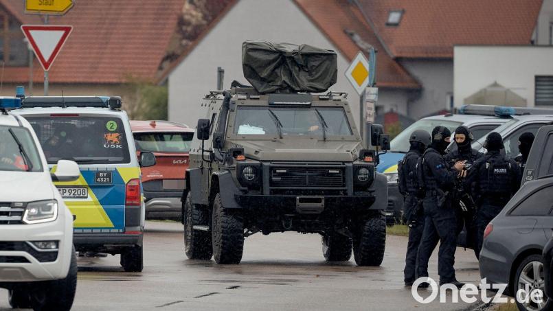 Nach den Schüssen auf zwei Behördenmitarbeiter verschanzte sich der mutmaßliche Täter in einem Haus. Bild: Tizian Gerbing/dpa