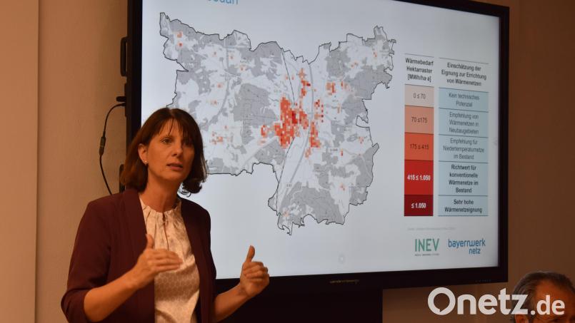 Christina Albrecht von der Bayernwerk Netz GmbH stellt dem Stadtrat das Ergebnis ihrer Untersuchungen zur kommunalen Wärmeplanung vor. Bild: Richard Braun