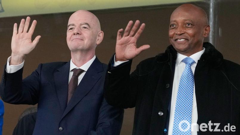 Afrikas Fußballpräsident Patrice Motsepe (r) steht fest an der Seite von FIFA-Chef Gianni Infantino. (Archivbild) Bild: Themba Hadebe/AP/dpa