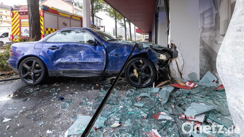 In Würzburg ist eine junge Frau mit ihrem Auto in ein Möbelhaus gefahren. (Symbolbild) Bild: Christoph Weiss/dpa