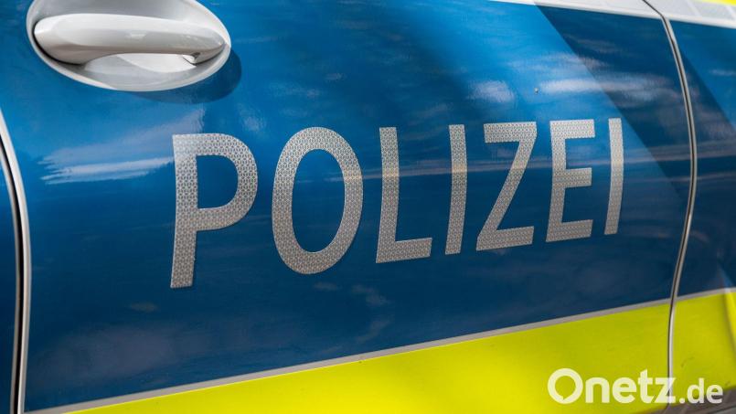 Die Polizei geht neuen Hinweisen im Vermisstenfall nach - und sucht im Boden. Symbolbild: Daniel Vogl/dpa