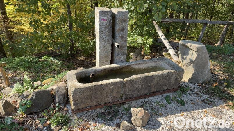 Ein Unbekannter hat an der Bergwachthütte am Johannisberg einen Brunnentrog beschädigt. Bild: Polizeiinspektion Amberg