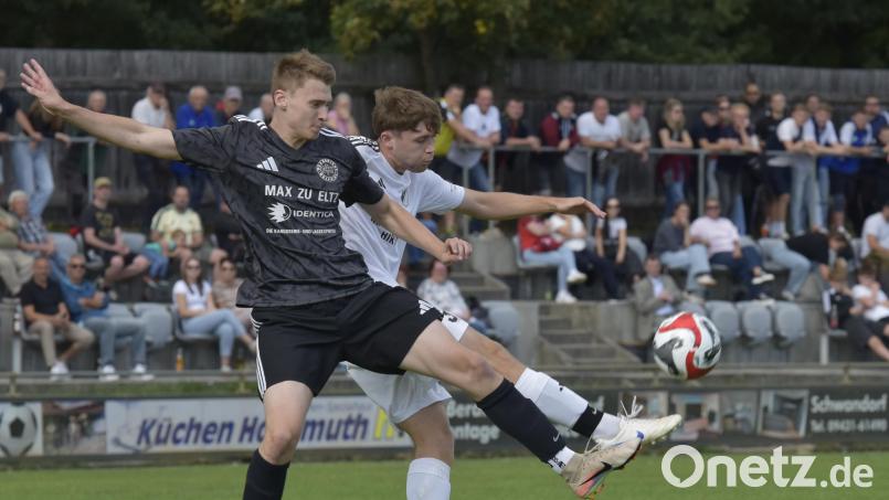 Lukas Reif (weißes Trikot) haben in dieser Saison noch kein Heimspiel gewonnen. Am Sonntag geht's wieder auf Reisen – nach Stulln. Bild: Hans Mark