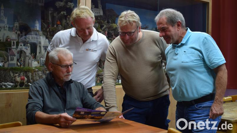Das Organisations-Team der Plößberger Krippenschau: Schon seit Ende vergangenen Jahres sind Manfred Kopp, Josef Haubner, Jörn Schedl und Harald Gerl (von links) mit den Vorbereitungen für die 12. Plößberger Krippenschau beschäftigt. Bild: szl